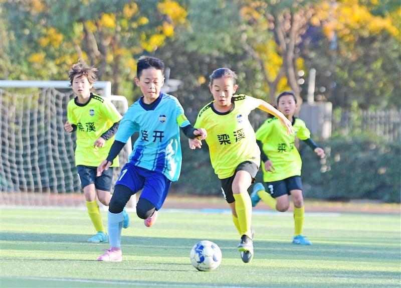 足球日里“足球热”