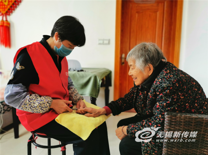 志愿者照料独居老人